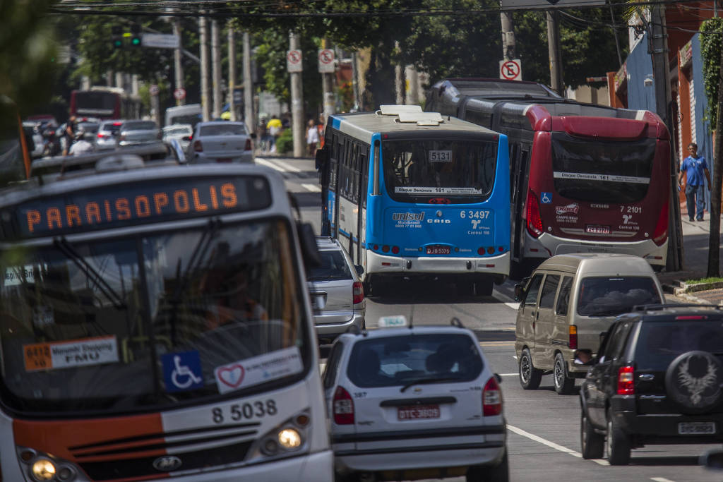 ônibus trafegam em São Paulo; novo padrão pode reduzir 80% das emissões - Apu Gomes/Folhapress